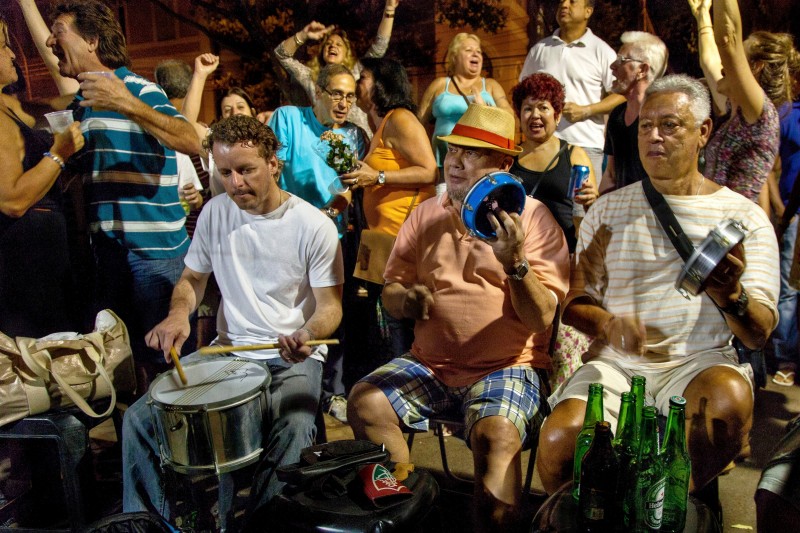 The “Rodas de samba” are  moments of public conviviality in which people gather to sing, dance and be together spontaneously on the street.