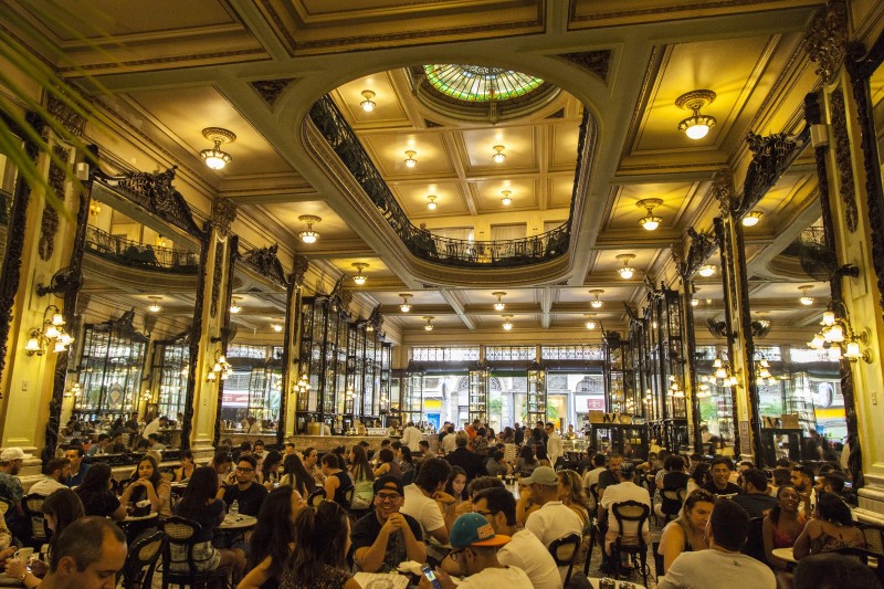 La Confeitaria Colombo, defined as one of the 10
most beautiful cafes in the world, is a coffee shop
located in the center of the city. 